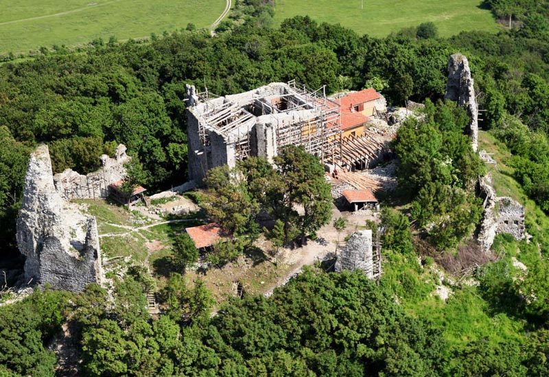 Hrad nad obcou Vinn&eacute;